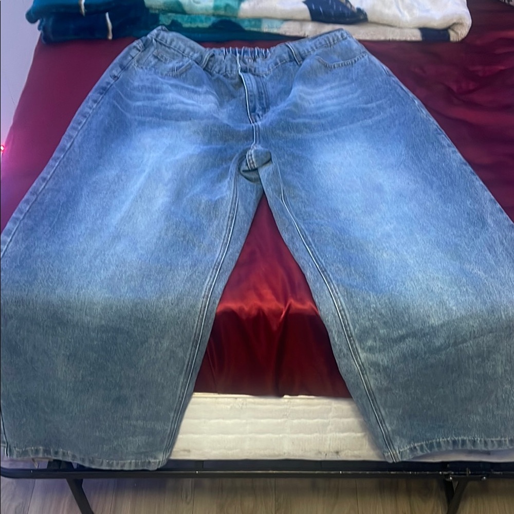 Relaxed Blue Jeans with Fading and Gradient Effect